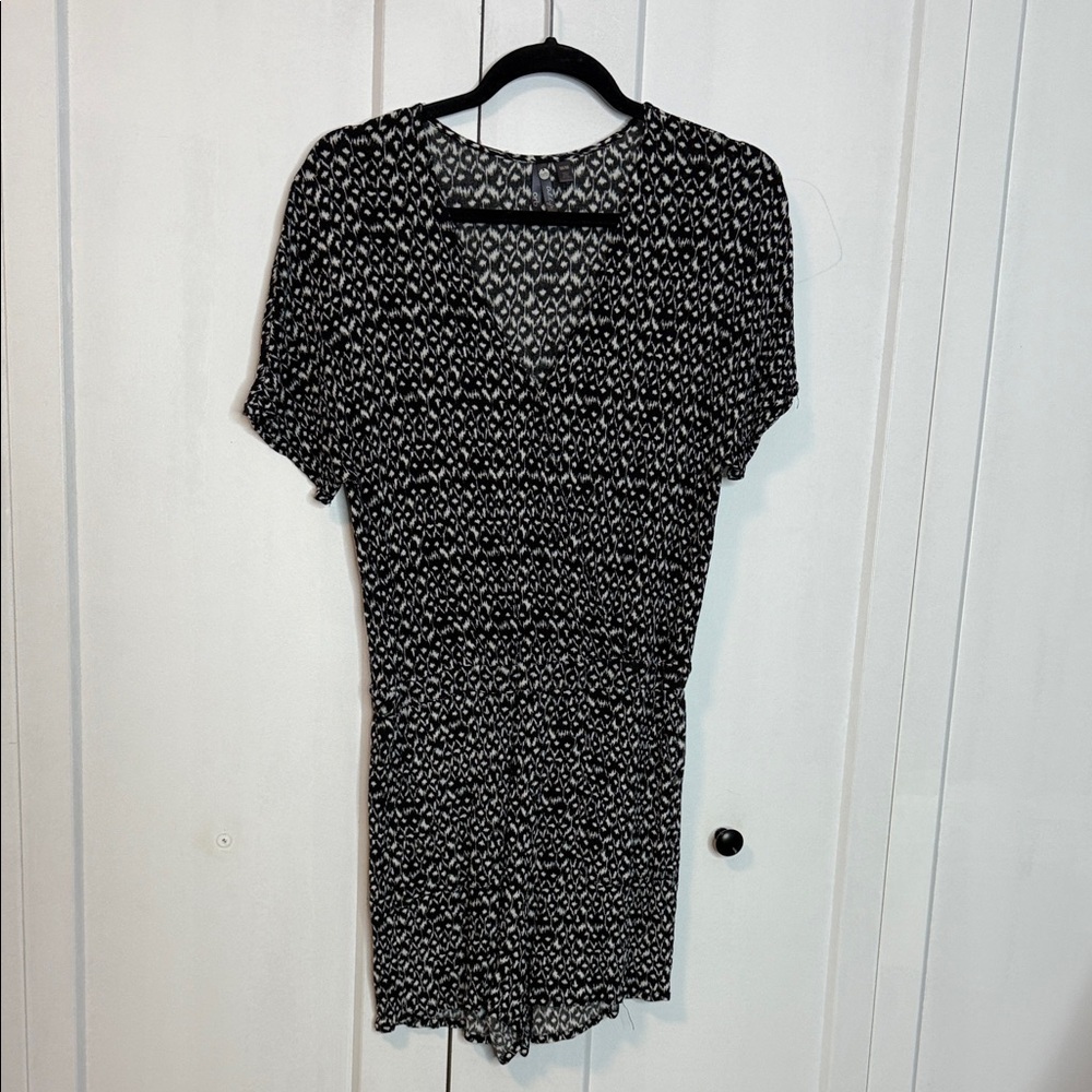 Orb Black and White Patterned Women's Romper - Med -vNeck - pockets